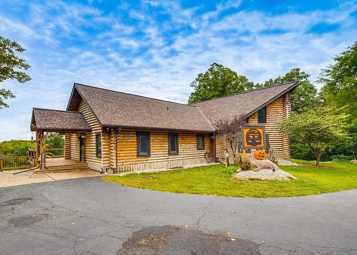Fox River Luxury Estate: Pool, Sauna & Eagle Views