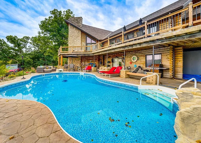 Fox River Luxury Estate: Pool, Sauna & Eagle Views